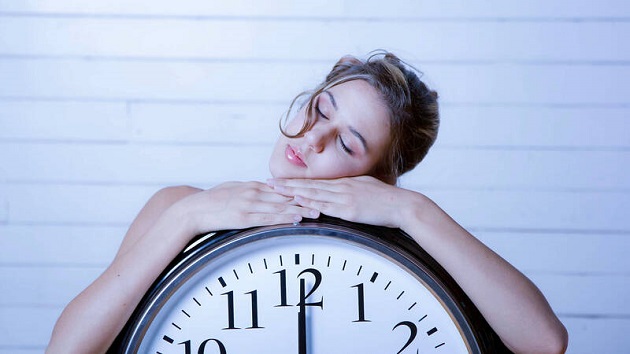 Nhịp sinh học thay đổi đột ngột cũng khiến bạn bị mất ngủ