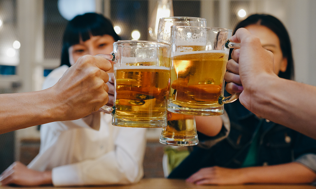 Uống nhiều bia rượu cũng gây đau dạ dày
