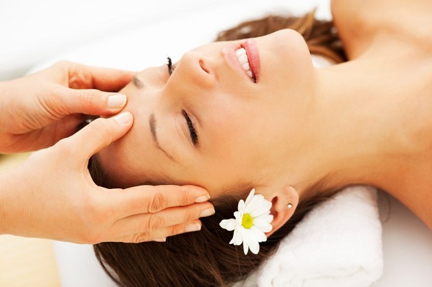 Massage nhẹ nhàng da đầu hàng ngày để kích thích tuần hoàn máu