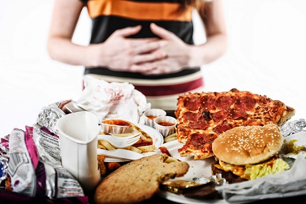 Thói quen ăn uống không hợp lý cũng có thể là một yếu tố gây ra bệnh viêm khớp