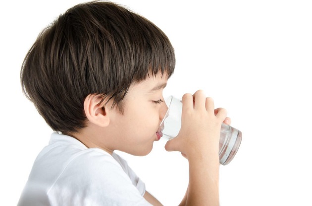 Cần đảm bảo trẻ uống đủ nước mỗi ngày
